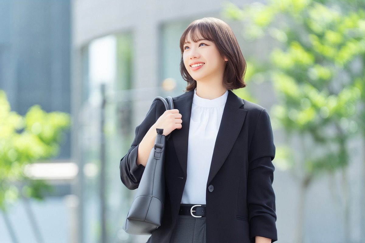 園・学校を訪問する担当者